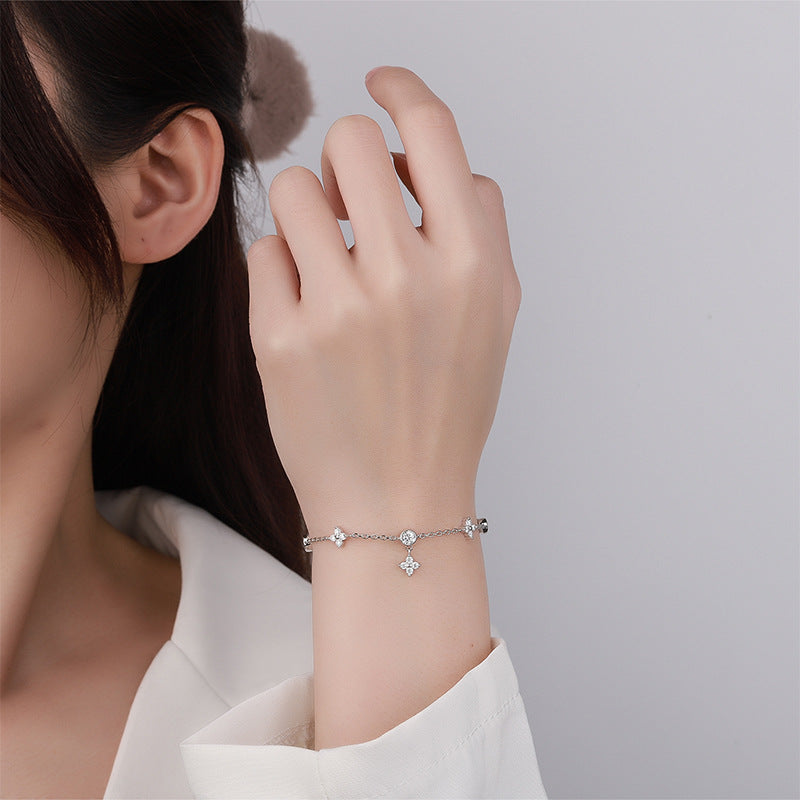 Cross-border hot selling S925Silver Platinum Plated Moissanite Four-Leaf Clover Bracelet Gift High-End Exquisite Light Luxury Style Wholesale