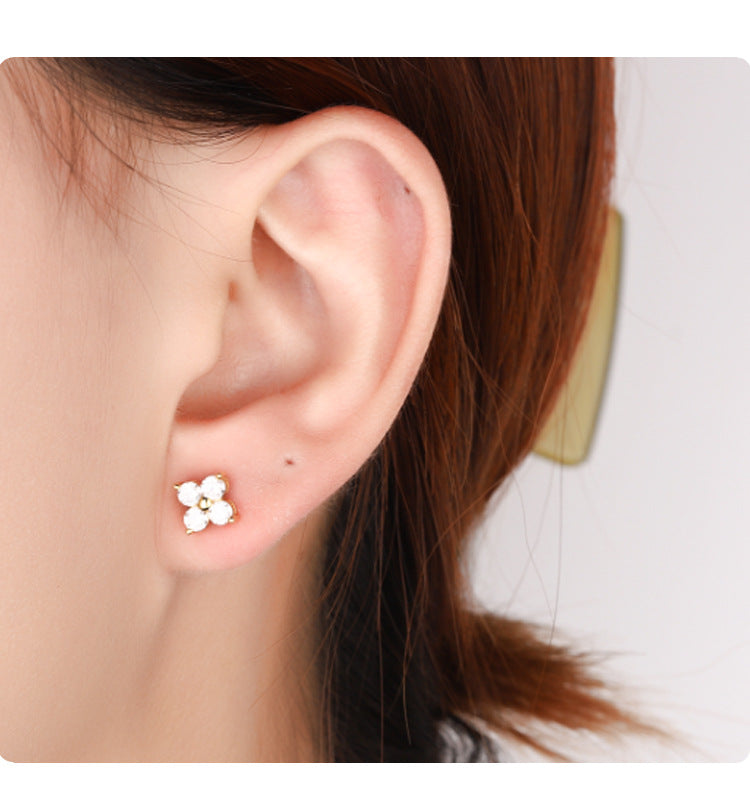 Exclusive for cross-border S925Sterling Silver Moissanite Four-Leaf Clover Screw Earrings High-End Jewelry Flower Full Diamond Factory Wholesale