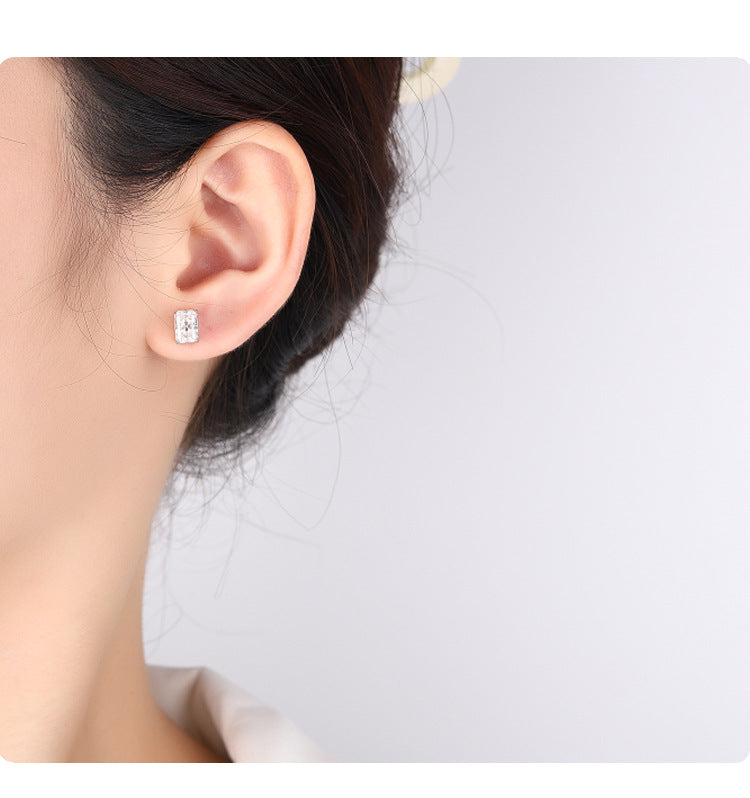Cross-border hot selling S925Sterling Silver Earrings for Women Simple Elegant Earrings Irregular Moissanite Cut Moissanite Stud Earrings