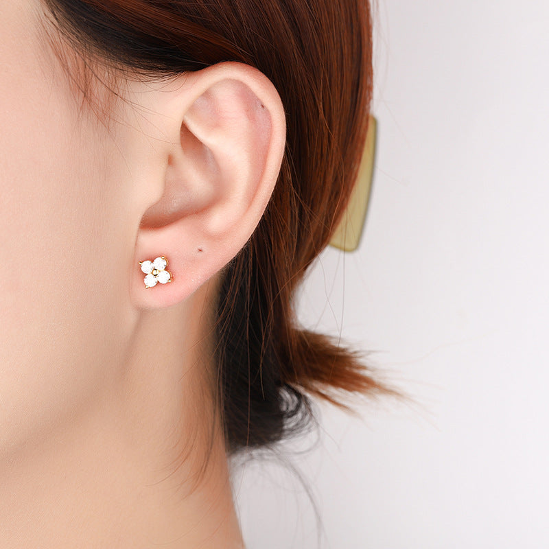 Exclusive for cross-border S925Sterling Silver Moissanite Four-Leaf Clover Screw Earrings High-End Jewelry Flower Full Diamond Factory Wholesale
